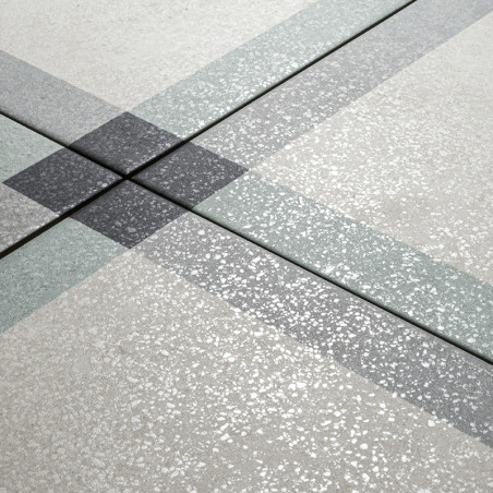 Een getextureerd tegeloppervlak vertoont overlappende, doorschijnende banden die een kruispatroon vormen. De achtergrond is lich Een getextureerd tegeloppervlak vertoont overlappende, doorschijnende banden die een kruispatroon vormen. De achtergrond is lich
