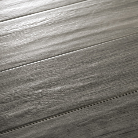 Graue Fliesenbretter liegen horizontal und ahmen die Holzmaserung nach, wodurch ein realistisches holzähnliches Erscheinungsbild