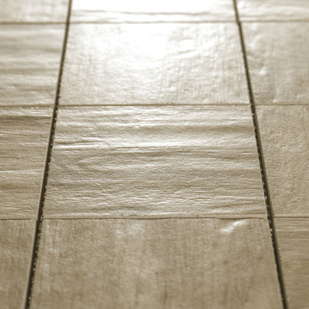 Carreaux carrés beiges alignés selon un motif de grille, réfléchissant la lumière, situés sur un sol intérieur plat. Carreaux carrés beiges alignés selon un motif de grille, réfléchissant la lumière, situés sur un sol intérieur plat.