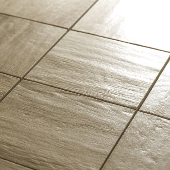 Les carreaux carrés avec une surface texturée reposent sur un motif en grille, projetant des ombres subtiles, suggérant un agenc