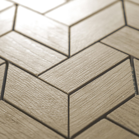 Los azulejos beige con textura de madera se entrelazan en un patrón de chevrón, creando un diseño geométrico sobre una superfici
