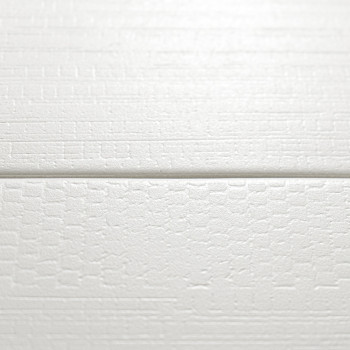 Een witte keramische tegel met een fijn structuurpatroon vertoont subtiele geometrische ontwerpen, waardoor een minimalistische 