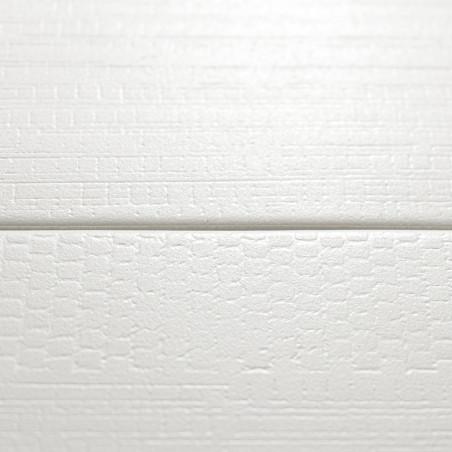 Un carreau de céramique blanche au motif fin et texturé affiche des motifs géométriques subtils, créant une esthétique minimalis