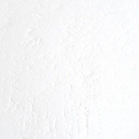 Un carreau blanc avec une surface subtile et texturée, ressemblant à une finition légère en plâtre ou en stuc, est positionné su