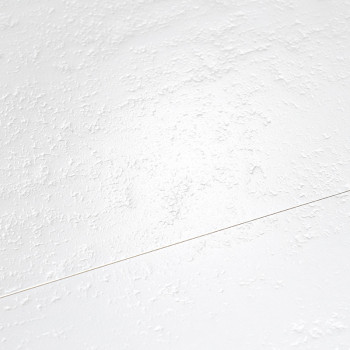 Um ladrilho branco liso e fosco fica no chão, com textura sutil e um padrão esporádico de pequenas saliências elevadas.