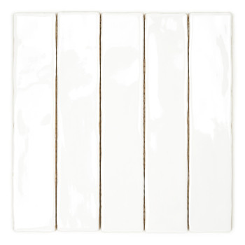 Un carreau blanc long et étroit rectangulaire avec une finition brillante, posé à plat sur un fond blanc uni.