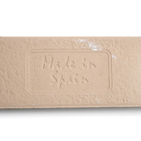 Un azulejo rectangular de color beige muestra en relieve el texto `Made in Spain` en su centro, con una textura rugosa y sutiles Un azulejo rectangular de color beige muestra en relieve el texto `Made in Spain` en su centro, con una textura rugosa y sutiles