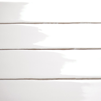 Witte rechthoekige tegels zijn horizontaal gerangschikt, elk met een glanzende afwerking. Voeglijnen scheiden de tegels, waardoo