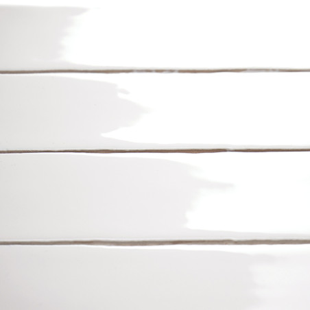 Les carreaux rectangulaires blancs sont disposés horizontalement, chacun avec une finition brillante. Des lignes de coulis sépar