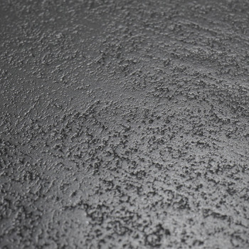 Strukturierte schwarze Fliesenoberfläche mit rauer, körniger Textur, die an Asphalt erinnert. Die Kachel scheint in Nahaufnahme 