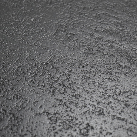 Strukturierte schwarze Fliesenoberfläche mit rauer, körniger Textur, die an Asphalt erinnert. Die Kachel scheint in Nahaufnahme 