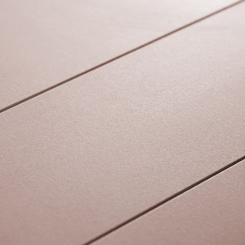 Drie gladde, mat roze-beige tegels liggen naast elkaar, gedefinieerd door donkere voeglijnen, waardoor een naadloos en modern op