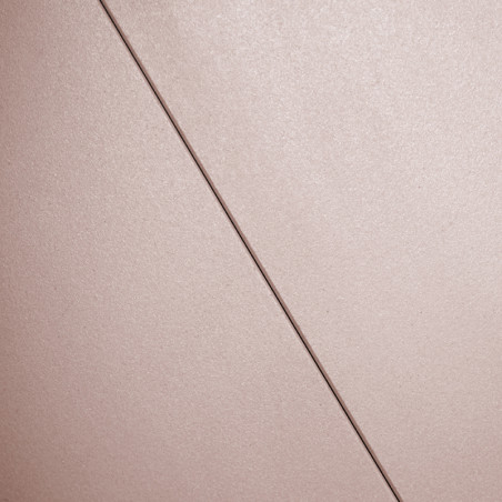 Un carreau lisse et beige est coupé par une fine ligne diagonale, créant une division subtile dans une surface unie et minimalis