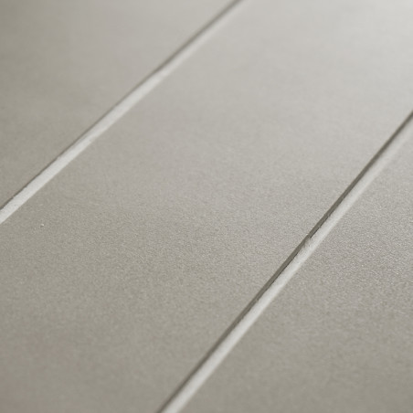 Graue Keramikfliesen weisen eine matte Oberfläche auf und werden von zwei parallelen Fugenlinien durchzogen, was ein minimalisti Graue Keramikfliesen weisen eine matte Oberfläche auf und werden von zwei parallelen Fugenlinien durchzogen, was ein minimalisti