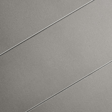Grijze tegel heeft drie parallelle diagonale groeven. Het gladde, matte oppervlak suggereert een modern, minimalistisch ontwerp 