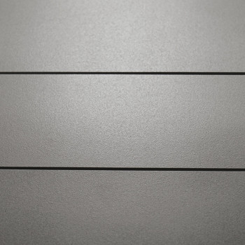 Eine glatte, hellgraue Fliese ist durch horizontale schwarze Linien in Abschnitte unterteilt, was ihr ein minimalistisches, mode
