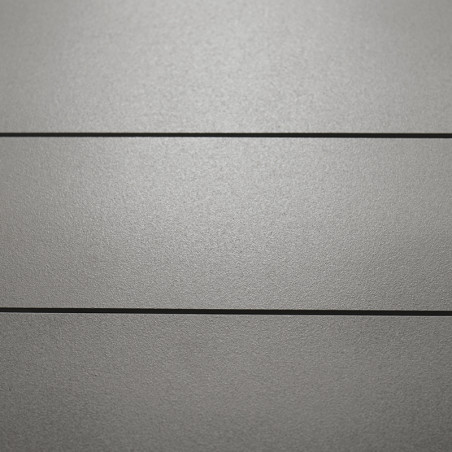 Eine glatte, hellgraue Fliese ist durch horizontale schwarze Linien in Abschnitte unterteilt, was ihr ein minimalistisches, mode