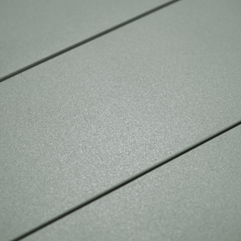 Trois dalles à lattes parallèles gris clair se trouvent côte à côte, créant une surface lisse et texturée dans un design minimal