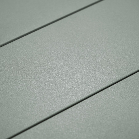 Trois dalles à lattes parallèles gris clair se trouvent côte à côte, créant une surface lisse et texturée dans un design minimal