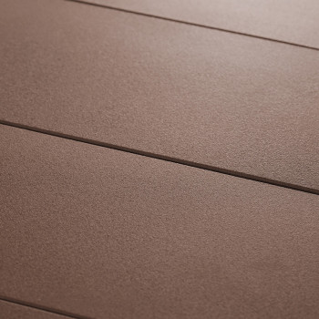 Les carreaux de céramique brune forment une surface plane, alignée avec de fines lignes de coulis sombres parallèles, créant un 