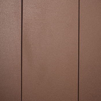 Trois carreaux marron rectangulaires verticaux s'alignent parfaitement, créant une surface uniforme et texturée dans un décor in