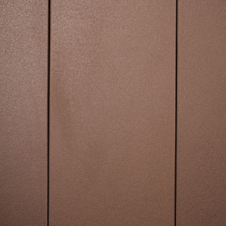 Trois carreaux marron rectangulaires verticaux s'alignent parfaitement, créant une surface uniforme et texturée dans un décor in