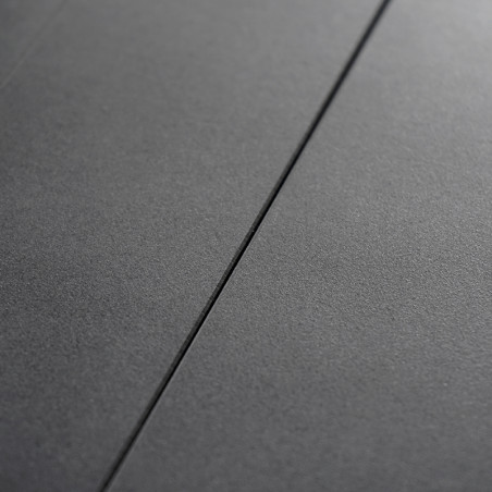 Un carreau lisse gris foncé, posé à plat, est contigu à un autre carreau identique, séparé par une ligne de coulis étroite et dr