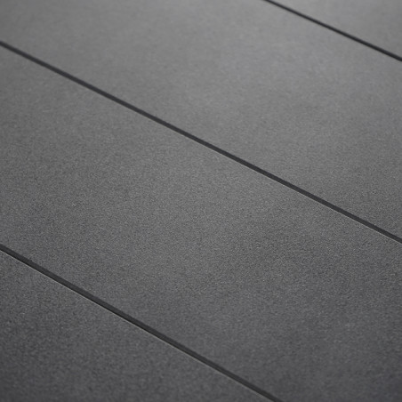 Les carreaux de sol gris sont soigneusement disposés en rangées parallèles, créant une surface uniforme et texturée dans un espa