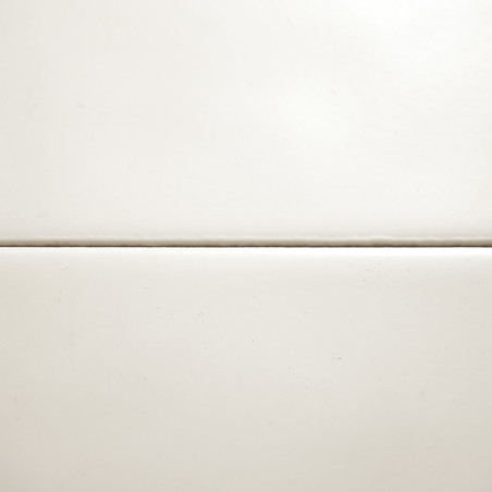 Deux carreaux blancs unis, séparés par une fine ligne de coulis horizontale, forment une surface simple et propre sur un fond ne Deux carreaux blancs unis, séparés par une fine ligne de coulis horizontale, forment une surface simple et propre sur un fond ne