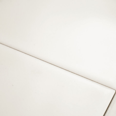 Um ladrilho branco liso e brilhante fica plano, cortado por uma linha de argamassa fina e reta, criando um padrão geométrico min