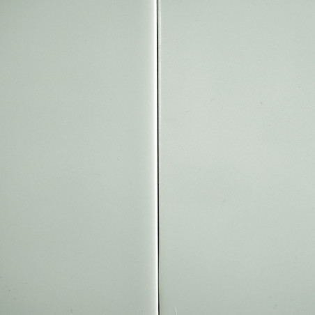 Eine glänzende, hellgraue Fliese mit einer vertikalen Naht teilt die Oberfläche vor einem schlichten Hintergrund. Eine glänzende, hellgraue Fliese mit einer vertikalen Naht teilt die Oberfläche vor einem schlichten Hintergrund.