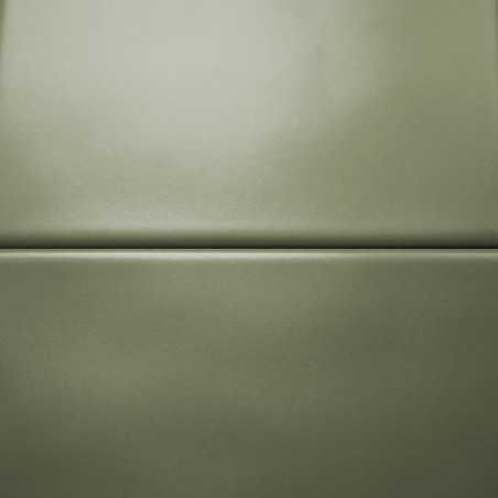 Deux carreaux vert mat lisses reposent horizontalement, séparés par une fine ligne de coulis droite, sur un fond homogène. Deux carreaux vert mat lisses reposent horizontalement, séparés par une fine ligne de coulis droite, sur un fond homogène.
