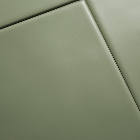Keramische tegels grijpen in een naadloos patroon in elkaar. Het gladde, matte, olijfgroene oppervlak creëert een minimalistisch Keramische tegels grijpen in een naadloos patroon in elkaar. Het gladde, matte, olijfgroene oppervlak creëert een minimalistisch
