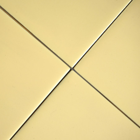 Cuatro azulejos lisos, cuadrados y de color amarillo pálido se unen en el centro, formando un patrón de cruz simétrico. cada los Cuatro azulejos lisos, cuadrados y de color amarillo pálido se unen en el centro, formando un patrón de cruz simétrico. cada los