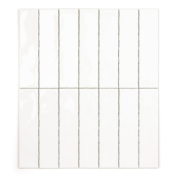 Un carreau rectangulaire blanc au fini brillant repose verticalement sur un fond uni, affichant sa surface lisse et réfléchissan