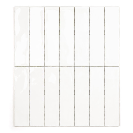 Les carreaux rectangulaires blancs sont disposés selon un motif en grille, formant une surface épurée et symétrique avec des lig