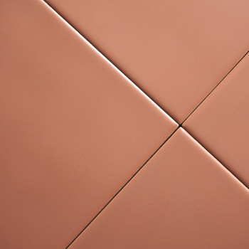 Vier terracottakleurige tegels die diagonaal zijn gerangschikt en elkaar in het midden kruisen, waardoor een naadloos geometrisc
