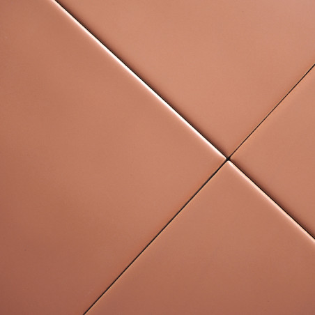 Vier terracottakleurige tegels die diagonaal zijn gerangschikt en elkaar in het midden kruisen, waardoor een naadloos geometrisc