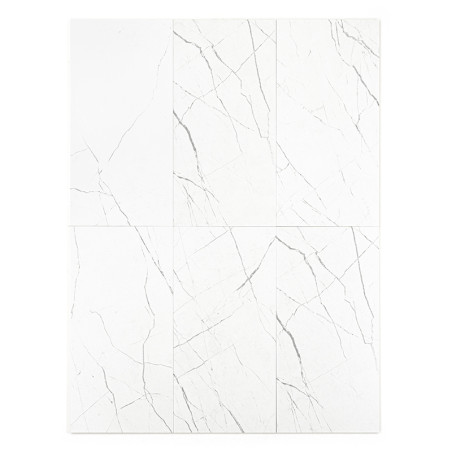 Les carreaux de marbre blanc disposés selon un motif en grille présentent des veines grises, créant un design sophistiqué et élé