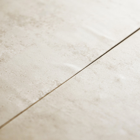 Deux carreaux beiges forment une couture droite, présentant une surface légèrement texturée, suggérant un revêtement de sol ou u