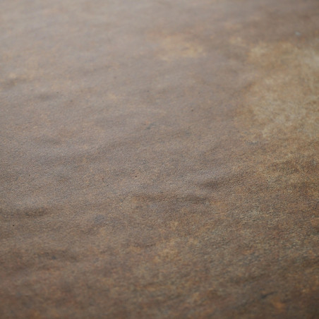 Het bruine gestructureerde oppervlak ziet er stil uit en lijkt op verouderd perkament of steen, met subtiele variaties en warme 