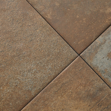 Vier vierkante tegels met textuur ontmoeten elkaar diagonaal en vertonen elk aardse bruine tinten met subtiele variaties, waardo