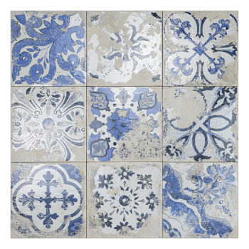 Un carreau décoratif présente un motif symétrique de fleur de lys bleue rayonnant depuis le centre, sur un fond crème très patin