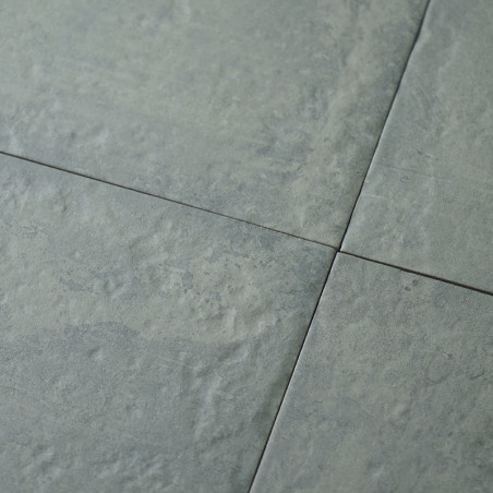 Quatro ladrilhos cerâmicos cinza formam uma grade, apresentando uma superfície texturizada semelhante a pedra. Variações sutis d Quatro ladrilhos cerâmicos cinza formam uma grade, apresentando uma superfície texturizada semelhante a pedra. Variações sutis d