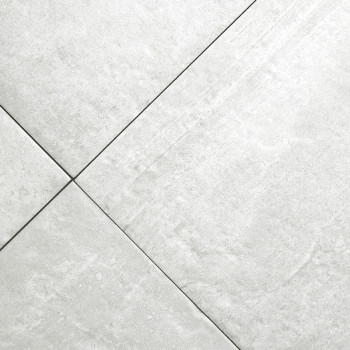 Un carreau de céramique lisse gris clair en croise un autre, formant un motif de grille diagonale. Des textures subtiles suggère