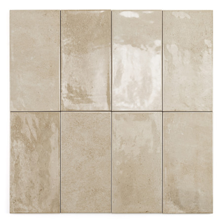 Carreaux de céramique beiges réfléchissant la lumière, disposés en grille de huit, créant une toile de fond polie et neutre adap