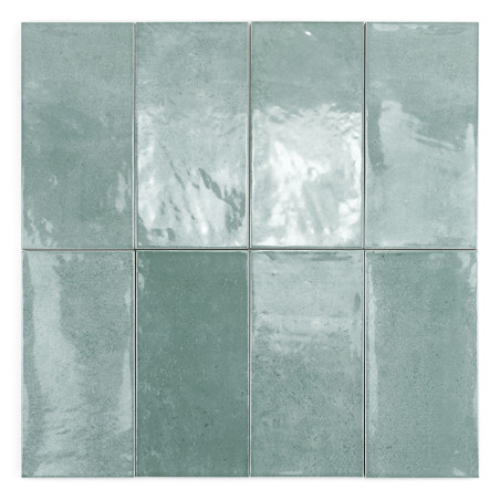 Los azulejos rectangulares, dispuestos en una ordenada cuadrícula, reflejan la luz con una superficie brillante. Exhiben un colo