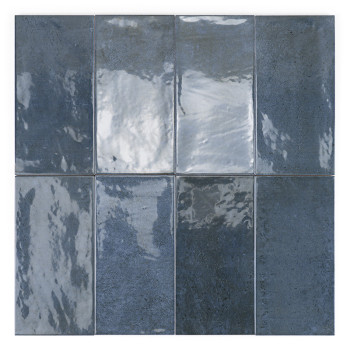 Carreau de céramique rectangulaire, présentant une surface bleu-gris brillante et trouble. apparaît sur un fond blanc uni.