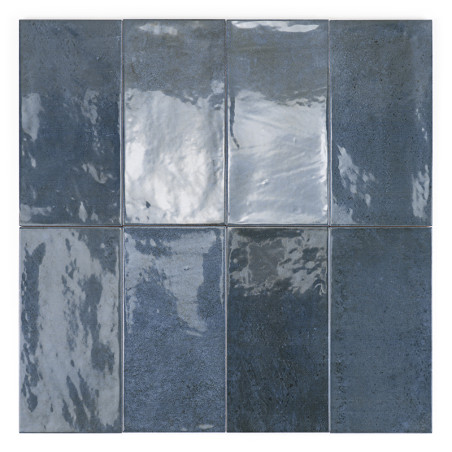 Les carreaux de céramique brillants, six au total, affichent une surface réfléchissante d'un bleu profond. Disposé en deux rangé Les carreaux de céramique brillants, six au total, affichent une surface réfléchissante d'un bleu profond. Disposé en deux rangé