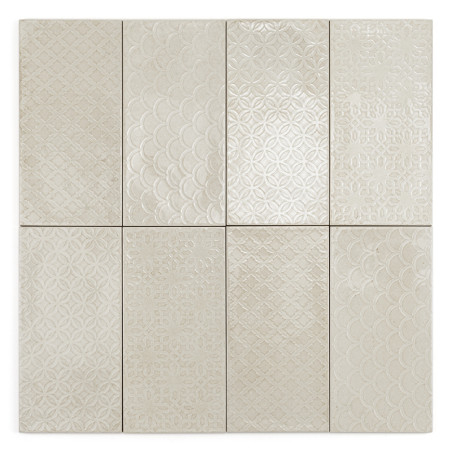 Huit carreaux rectangulaires présentent divers motifs en relief, notamment des écailles, des cercles concentriques et des losang